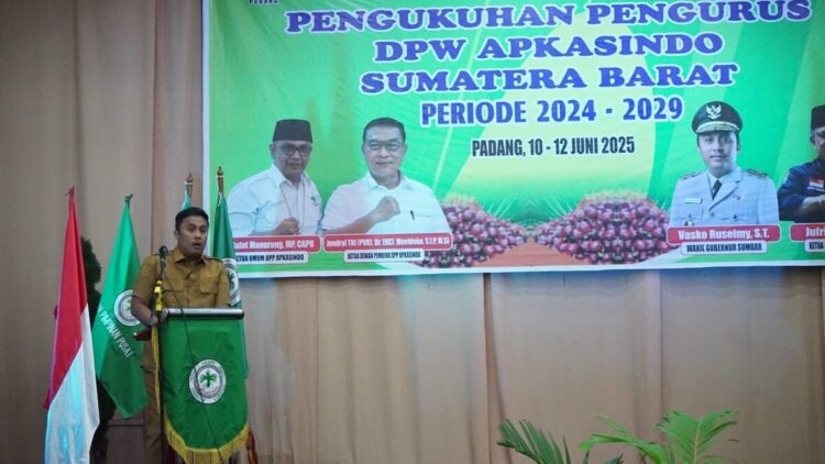 Wagub Vasko beri sambutan di acara pengukuhan pengurus DPW Apkasindo Sumbar. (dok. istimewa)