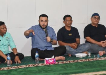 Wako Fadly Amran bertemu dengan pelaku wisata di Pantai Air Manis. (dok. Prokopim)