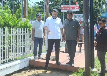 Wako Fadly Amran cek tempat berjualan para PKL di Jalan Perintis Kemerdekaan Jati. (dok. Prokopim)