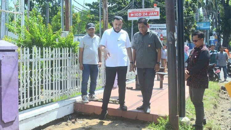 Pemko Padang Relokasi 37 PKL di Jalan Perintis Kemerdekaan Jati untuk Urai Kemacetan 1 Wako Fadly Amran cek tempat berjualan para PKL di Jalan Perintis Kemerdekaan Jati. (dok. Prokopim)