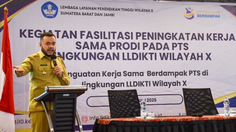 Wako Fadly Amran Paparkan Sembilan Progul Pemko Padang pada Pimpinan PTS se-Sumbar 1 Wako Fadly Amran jadi pembicara di LLDIKTI Wilayah X. (dok. Prokopim)