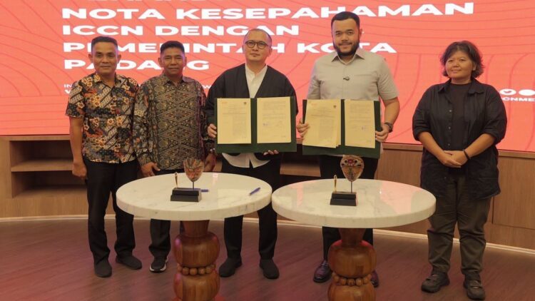 Wako Fadly Amran Dukung Gelaran Rakornas ICCN 2025 di Padang 1 Wako Fadly Amran menandatangani nota kesepahaman ICCN dengan Pemko Padang. (dok. Prokopim)