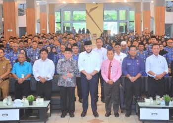 Wako Fadly Amran saat menghadiri orientasi CPNS ke kantor kelurahan di Padang. (dok. istimewa)