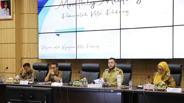 Gelar Rapat Bulanan, Wako Fadly Amran Sorot Aksi Pungli di Pantai Air Manis 1 Wako Fadly Amran saat monthly meeting dengan jajaran OPD. (dok. Prokopim)