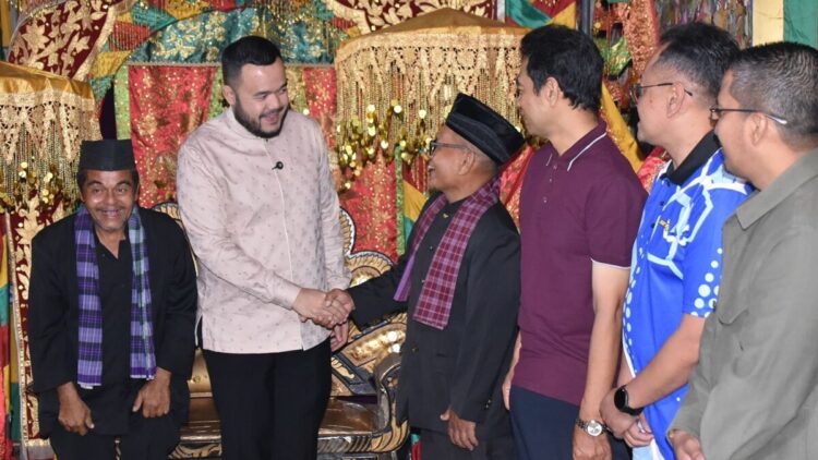 Wako Fadly Amran Sambut Kedatangan Tamu dari Malaysia dengan Makan Bajamba 1 Wako Fadly Amran sambut rombongan dari Malaysia.a (dok. Prokopim)