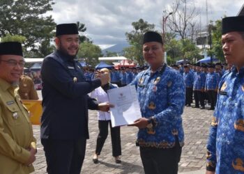 Wako Fadly Amran serahkan SK PPPK Pemko Padang. (dok. Prokopim)
