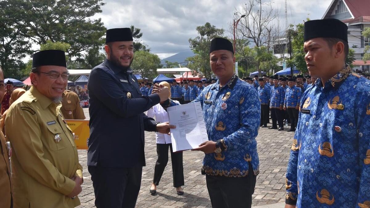 Wako Fadly Amran serahkan SK PPPK Pemko Padang. (dok. Prokopim)