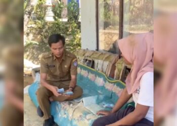 Wali Nagari Sitapa Nofrizal saat menyerahkan bantuan biaya mengambil ijazah anak salah seorang warganya yang tertahan di sekolah. (dok. tangkapan layar)