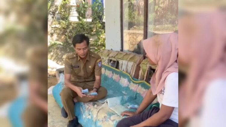 Viral! Wali Nagari di Limapuluh Kota Ini Bantu Lunasi Tunggakan Sekolah Warganya 1 Wali Nagari Sitapa Nofrizal saat menyerahkan bantuan biaya mengambil ijazah anak salah seorang warganya yang tertahan di sekolah. (dok. tangkapan layar)