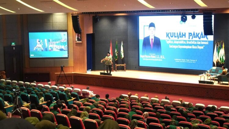 Menteri Nusron Wahid: Mahasiswa Kunci Perubahan Kebijakan Pertanahan dan Tata Ruang Nasional 1 Menteri ATR/BPN Nusron Wahid tampil sebagai pembicara utama dalam Kuliah Pakar di Universitas Nahdlatul Ulama Surabaya (UNUSA), Senin (26/05/2025). (Foto: Dok. Ist)