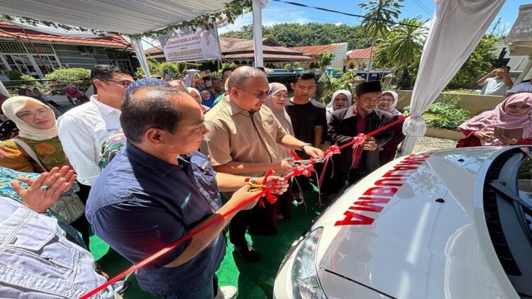 Andre Rosiade Bantu Ambulans Masjid Al Iman Gunung Pangilun, Padang 1 Wakil Ketua Komisi VI DPR RI Andre Rosiade menyerahkan bantuan ambulans kepada Masjid Al Iman, Kelurahan Gunung Pangilun, Kecamatan Padang Utara, Kota Padang. (Foto: Dok. Ist)