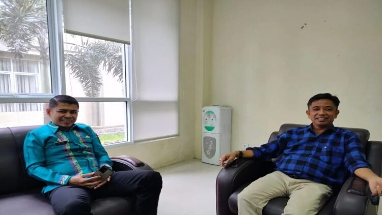 Kepala Dinas Perindustrian Perdagangan dan Ketenagakerjaan Agam Rio Eka Putra (kiri) didampingi Kepala Bidang Pasar Dinas Perindustrian Perdagangan dan Ketenagakerjaan Agam Donfri Edward (kanan). Dok ANTARA/Yusrizal