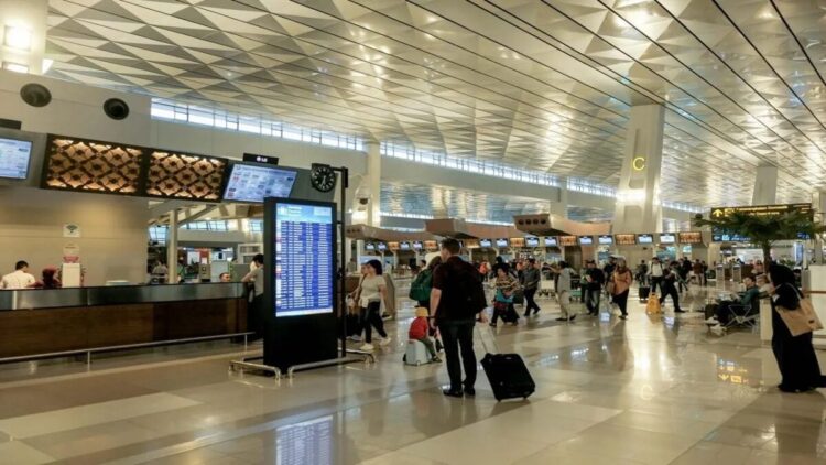 Libur Sekolah 2025, Pemerintah Beri Diskon Transportasi Dorong Wisata Domestik 1 Ilustrasi-Penumpang pesawat sedang memeriksa jadwal keberangkatan di bandara. (ANTARA/HO-Kementerian Pariwisata)