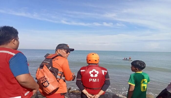 Seorang Pengunjung Hilang Terseret Ombak di Pantai Padang, Identitas Belum Diketahui