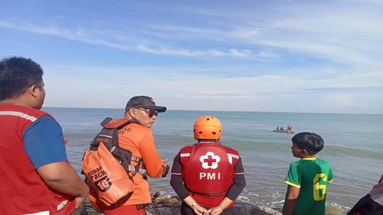 Seorang Pengunjung Hilang Terseret Ombak di Pantai Padang, Identitas Belum Diketahui 1 Tim SAR mencari seorang pengunjung yang dilaporkan hilang terseret ombak di Pantai Padang. (Foto: Dok. Ist)