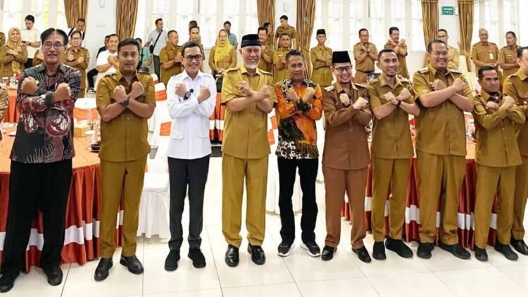 Wako Pariaman Dukung Perlindungan Pekerja Migran, Siap Kolaborasi dengan Pemerintah Pusat 1 Wako Pariaman Yota Balad menyambut kedatangan Menteri P2MI. (Foto: Dok. Ist)