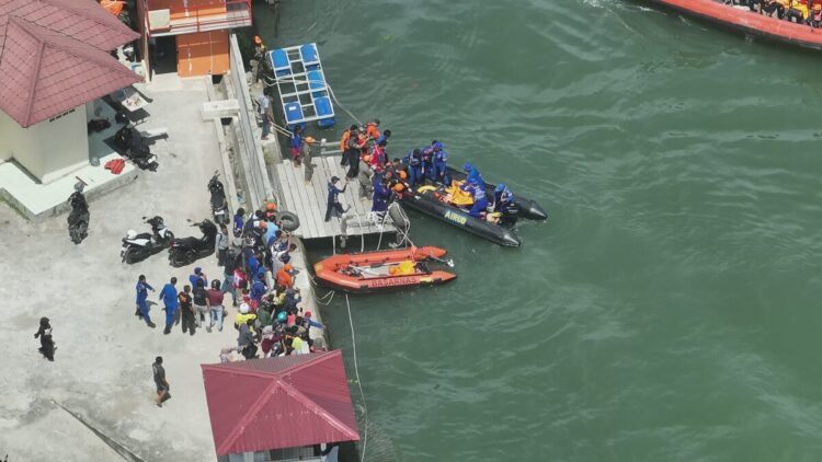 Proses pencarian orang tenggelam di Pantai Padang akhirnya membuahkan hasil. (Foto: Dok. Tim SAR)