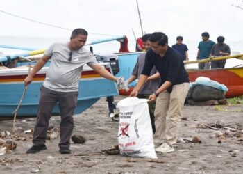 Peringati Hari Lingkungan Hidup 2025, Pemko Pariaman Gelar Aksi Bersih Sampah Plastik di Pantai Gandoriah