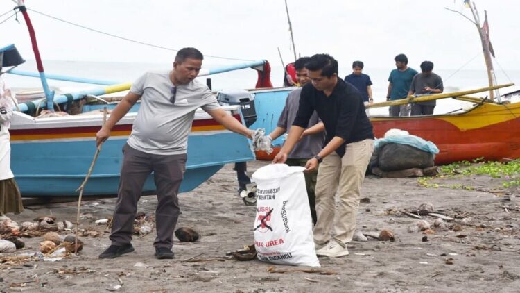 Peringati Hari Lingkungan Hidup 2025, Pemko Pariaman Gelar Aksi Bersih Sampah Plastik di Pantai Gandoriah 1 Pemko Pariaman menggelar aksi bersih sampah di Pantai Gandoriah. (Foto: Dok. Ist)
