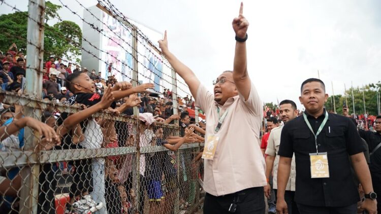 Semen Padang FC Gelar TC ke Malaysia, Uji Coba Lawan Dua Tim Malaysia Super League 1 Andre Rosiade menyemangati suporter Semen Padang FC. (Foto: Dok. Ist)