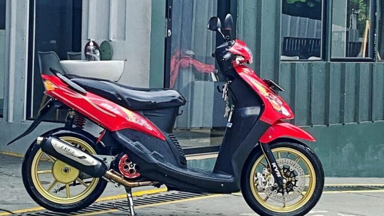 Cuaca tak Menentu, Pemilik Motor Diimbau Rutin Rawat Kendaraan Cegah Karat-Kusam 1 Ilustrasi: perawatan motor usai terjebak hujan. (ANTARA/Chairul Rohman)