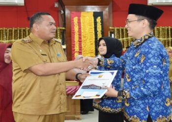 Wako Pariaman Serahkan SK CPNS 2024, Tekankan Profesionalisme ASN