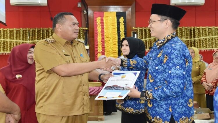 Wako Pariaman Yota Balad menyerahkan SK pengangkatan 148 CPNS Formasi Tahun 2024. (Foto: Dok. Ist)
