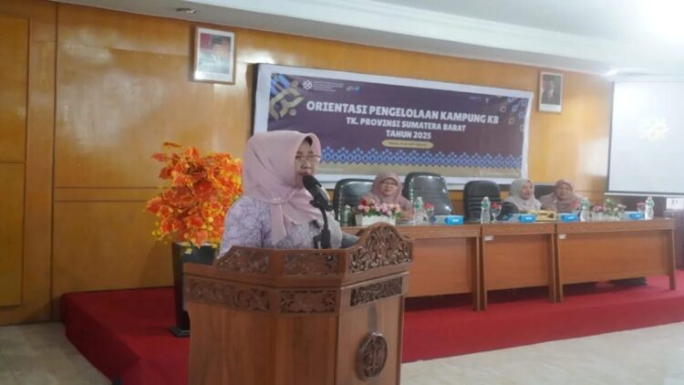 Kepala BKKBN Sumbar Maradalena Wati Yulia saat membuka orientasi Pengelolaan Kampung KB di Padang pada Selasa (12/6). ANTARA/FathulAbdi