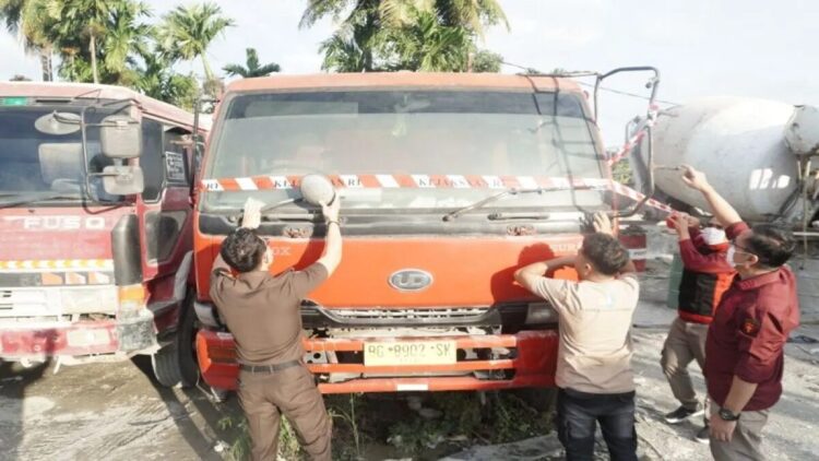 Kejati Sumbar Sita Dump Truck Milik Tersangka Korupsi Dana Operasional Perumda PSM 1 Tim Penyidik Pidana Khusus Kejati Sumbar menyita satu unit dump truk dalam penyidikan kasus dugaan korupsi penyalahgunaan dana operasional Perusahaan Umum Daerah (Perumda) Padang Sejahtera Mandiri (PSM) di Padang, pada Rabu (11/6). ANTARA/HO-KejatiSumbar