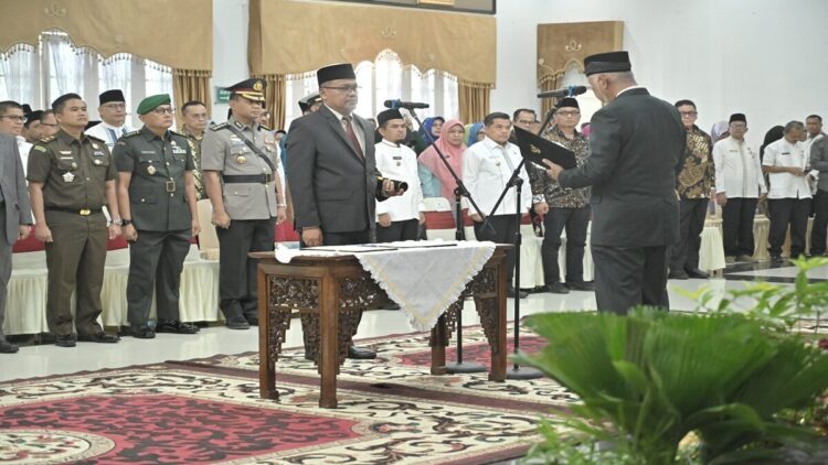 Arry Yuswandi Resmi Dilantik jadi Sekda Sumbar, Gubernur Mahyeldi: Mesin Penggerak Pemerintahan 1 Gubernur Sumbar Mahyeldi melantik Arry Yuswandi sebagai Sekda. (Foto: Dok. Ist)