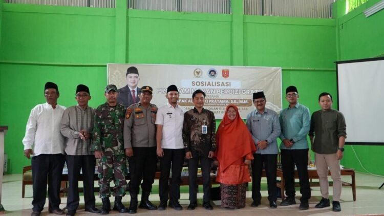 Anggota Komisi VI DPR RI Ade Rezki Pratama bersama BGN melakukan sosialisasi Program Makan Bergizi Gratis di Agam. (Foto: Dok. Ist)