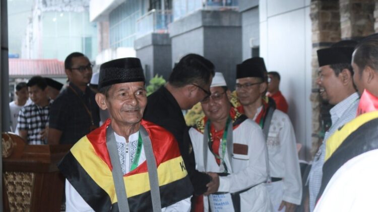 Kemenag Nias Pastikan Jemaah Haji Gunungsitoli Aman, tak Terlibat Ancaman Bom di Pesawat Saudi 1 Calon jemaah haji asal Kepulauan Nias di Kota Gunungsitoli, Sumatera Utara sebelum berangkat ke Mekkah, Arab Saudi. (Radarsumbar / Daniel S Laowo)