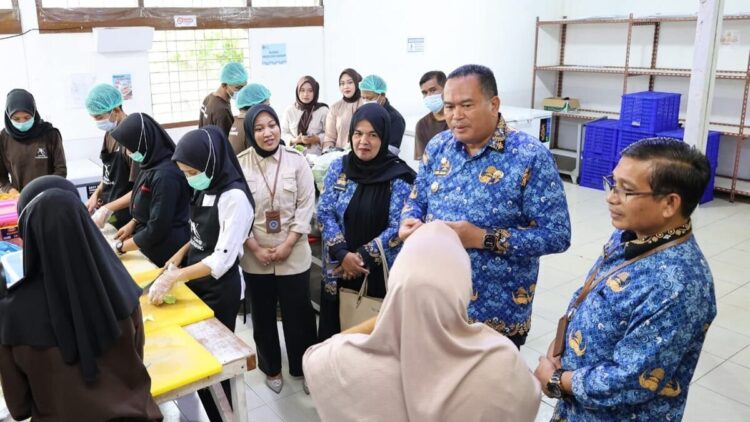 Wako Pariaman Tinjau Dapur Program Makan Bergizi Gratis 1 Wako Pariaman Yota Balad meninjau dapur Program Makan Bergizi Gratis di Kelurahan Alai Gelombang. (Foto: Dok. Ist)