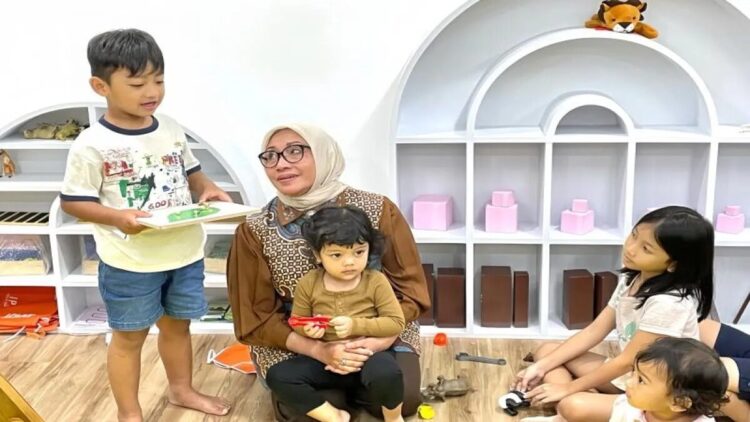 Cegah Dilema Ibu Pekerja, Menteri PPPA Dorong Perusahaan Sediakan Daycare di Tempat Kerja 1 Menteri Pemberdayaan Perempuan dan Perlindungan Anak (PPPA) Arifah Fauzi bercengkrama dengan anak-anak yang dititipkan di penitipan anak saat meresmikan daycare di PT Godrej Consumer Products Indonesia, Rabu (18/06/2025). (ANTARA/Meuthia Hamidah)