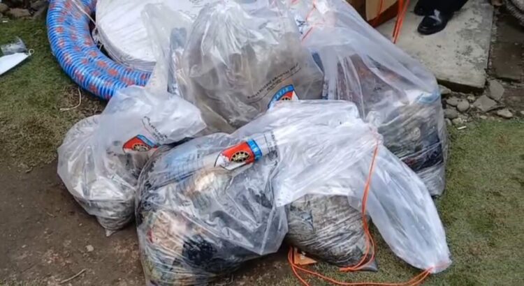 Barang bukti pakaian korban yang ditemukan di dalam sumur yang dijadikan lokasi mengubur tubuh Cika. (Foto: Tangkapan layar)