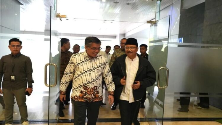 Kolaborasi Kemensos-Kemenaker Hadirkan Sekolah Rakyat di 41 Balai Latihan Kerja 1 Menteri Sosial, Saifullah Yusuf (kanan) dan Menteri Tenaga Kerja, Yassierli (kiri) mengadakan rapat terkait pemanfaatan Balai Latihan Kerja (BLK) dan penyusunan kurikulum Sekolah Rakyat di kantor Kemenaker, Jakarta, Jumat (20/6/2025). (ANTARA/HO-Biro Humas Kemensos)