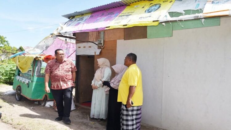Wako Pariaman Yota Balad mendatangi salah satu rumah warga di Kelurahan Karan Aur. (Foto: Dok. Ist)