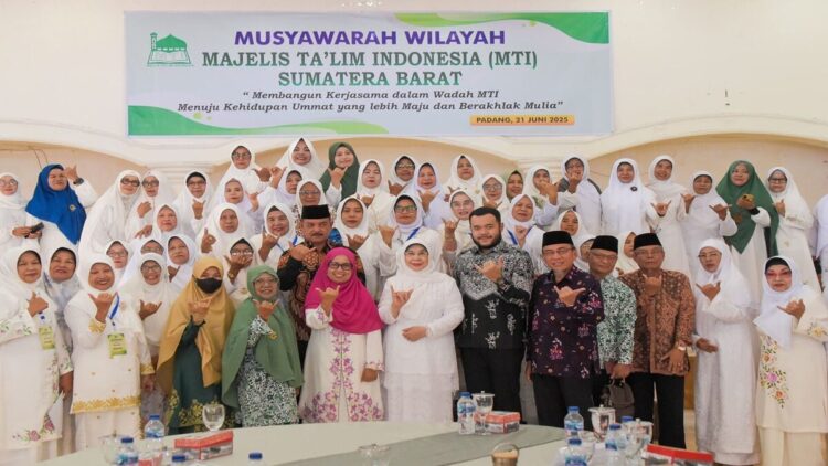 Wako Fadly Amran Ajak MTI Sumbar Libatkan Generasi Z dalam Majelis Taklim 1 Wako Padang Fadly Amran mendorong MTI Sumbar melibatkan generasi Z dalam Majelis taklim. (Foto: Dok. Ist)