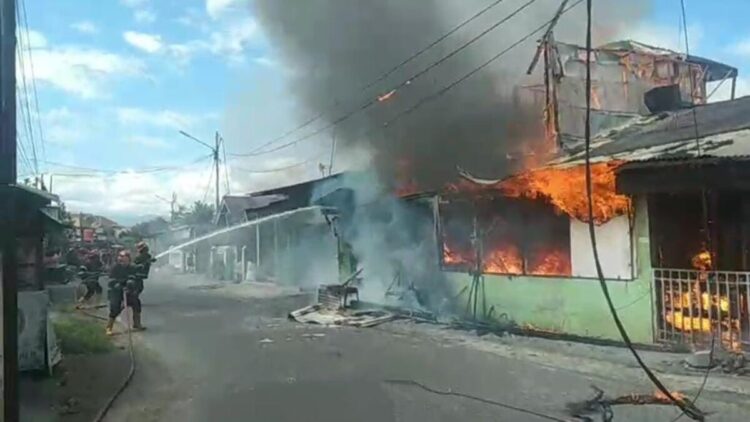 Petugas Damkar berupaya memadamkan api yang membakar rumah makan di Berok Raya. (Foto: Ist)