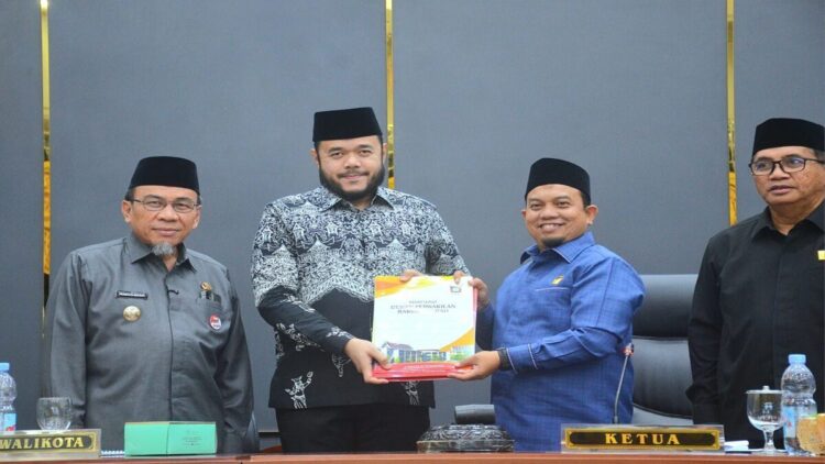 Pemko-DPRD Padang Sepakati Revisi KUA-PPAS APBD 2025 1 Pemko bersama DPRD Padang menyepakati perubahan KUA-PPAS APBD 2025. (Foto: Dok. Ist)