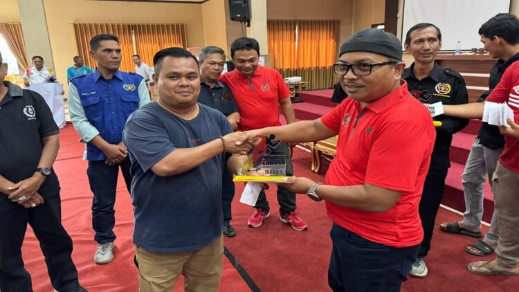 Pemred Radarsumbar Juara 1 Lomba Tulis Jurnalistik Porwaprov 2025 1 Wakil Ketua Bidang Organisasi PWI Sumbar Sawir Pribadi menyerahkan hadiah juara 1 lomba tulis jurnalistik Porwaprov 2025 kepada Pemred Radarsumbar, Agoes Embun. (Foto: Dok. Radarsumbar)