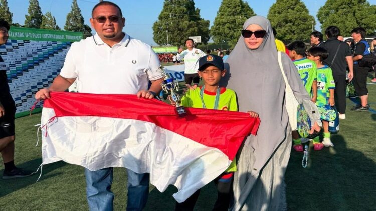 Andre Rosiade bersama istri menemani putranya berlaga di Copa Bellmare U-11 di Jepang. (Foto: Ist)