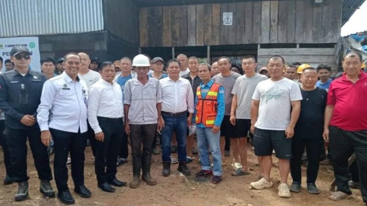 Tak Langgar Aturan, 13 TKA Tiongkok di PT GMK Pasaman Barat Gunakan Visa Sesuai Ketentuan 1 Tim gabungan Kantor Imigrasi Agam Sumatera Barat saat turun melakukan pengawasan pekerja asing di perusahaan biji besi PT GMK Air Bangis Kecamatan Sungai Beremas Kabupaten Pasaman Barat, Rabu (25/6/2025). ANTARA/Altas Maulana.