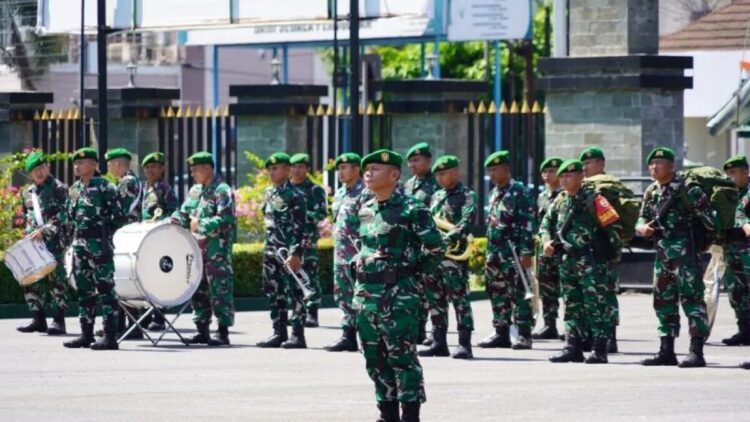 Korem 032/Wirabraja Kirim 33 Prajurit Amankan Pulau Pagai, Mentawai 1 Para prajurit yang tergabung dalam Satuan Tugas (Satgas) Yonif 133/Yudha Sakti mendengarkan arahan dari Danrem 032/Wirabraja Brigjen TNI Machfud, sebelum berangkat ke Kabupaten Kepulauan Mentawai, Sumatera Barat, dalam rangka pengamanan, di Padang, Kamis (26/6/2025). ANTARA/HO-Humas Korem 032 Wirabraja
