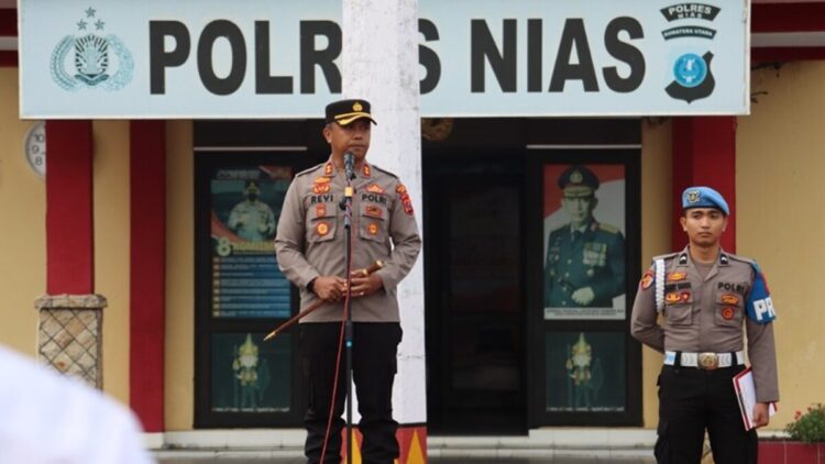 Kapolres Nias AKBP Revi Nurvelani memimpin pelaksanaan Apel Pagi bertempat di halaman Mako Polres Nias, Senin, 21 April 2025. (Radarsumbar/Putra)