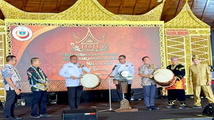 Ketum DPP IKM Andre Rosiade Roadshow ke Jawa Tengah, Buka Baralek Gadang hingga Tampung Aspirasi Pembangunan Asrama di Semarang 1 Ketum DPP IKM Andre Rosiade dan Sekjen Braditi Moelevey melakukan roadshow ke Jawa Tengah sekaligus membuka acara Baralek Gadang. (Foto: Ist)