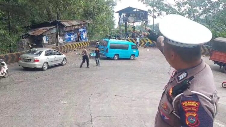 Anggota Satlantas Polresta Padang memperlihatkan jalur Sitinjau Lauik yang Kembali normal. (Foto: Ist)
