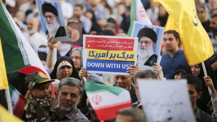 Warga Iran turun ke jalan merayakan terjadinya gencatan senjata antara Iran dengan Israel di Tehran, Iran (24/6/2025). ANTARA FOTO/Xinhua/bar