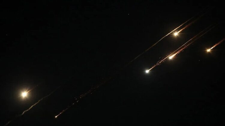 Ekonom Indef: Perang Iran-Israel Bisa Picu Lonjakan Harga Minyak Dunia dan Tekan APBN 1 Sejumlah rudal serangan balasan Iran terlihat melintas di atas kota Hebron di Tepi Barat, Israel (13/6/2025). ANTARA/Xinhua/Mamoun Wazwaz/aa.