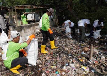 Aksi PLN Group bersih bersih sampah di Hari Lingkungan Hidup. (dok. Humas PLN)